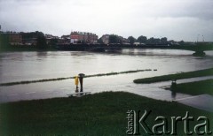 07.1997,  Kraków, Polska.
Powódź tysiąclecia. Wisła. Zalane bulwary nad Wisłą.
Fot. Piotr Dylik, zbiory Ośrodka KARTA