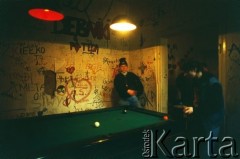 Lata 90., Kraków, Polska.
Dębniki. Sala bilardowa. Stół bilardowy. Na zdjęciu dwóch graczy.
Fot. Piotr Dylik, zbiory Ośrodka KARTA