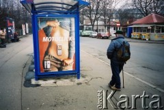 Kraków, Polska.
Przystanek autobusowy. Plakat reklamowy telefonów komórkowych. Obok mężczyzna z laską.
Fot. Piotr Dylik, zbiory Ośrodka KARTA. Lata 90.