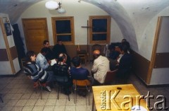 Lata 90., Kraków, Polska.
Spotkanie w duszpasterstwie akademickim.
Fot. Piotr Dylik, zbiory Ośrodka KARTA