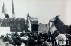 10.06.1979, Kraków, Polska.
I Pielgrzymka Jana Pawła II do Polski. Tłumy wiernych zebrane na krakowskich Błoniach podczas mszy świętej odprawianej przez papieża. Na jednym z transparentów hasło Ruchu Obrony Praw Człowieka i Obywatela.
Fot. Piotr Dylik, zbiory Ośrodka KARTA