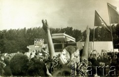 10.06.1979, Kraków, Polska.
I Pielgrzymka Jana Pawła II do Polski. Tłumy wiernych zebrane na krakowskich Błoniach podczas mszy świętej odprawianej przez papieża.
Fot. Piotr Dylik, zbiory Ośrodka KARTA