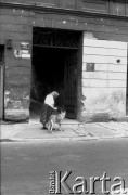 1979, Kraków, Polska.
Kobieta z psem w bramie kamienicy na Starym Mieście.
Fot. Piotr Dylik, zbiory Ośrodka KARTA