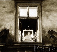 Po 16.10.1978, Kraków, Polska.
Pałac Biskupi przy ulicy Franciszkańskiej 3. W oknie budnynku, nad portalem, wystawiono portret papieża Jana Pawła II.
Fot. Piotr Dylik, zbiory Ośrodka KARTA