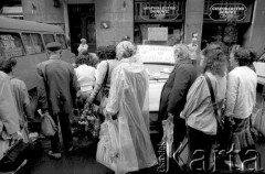 1990, Kraków, Polska.
Stary Kleparz. Kolejka przy stoisku ze śliwkami w czekoladzie.
Fot. Piotr Dylik, zbiory Ośrodka KARTA