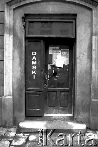 1990, Kraków, Polska.
Wejście do zakładu fryzjerskiego. Na drzwiach plakaty wyborcze Konfederacji Polski Niepodległej.
Fot. Piotr Dylik, zbiory Ośrodka KARTA
