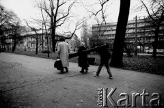 1990, Kraków, Polska.
Planty na ulicy Westerplatte na wysokości Hotelu PTTK. Przechodnie niosący dywan.
Fot. Piotr Dylik, zbiory Ośrodka KARTA