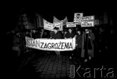 05.12.1990, Kraków, Polska.
Milcząca, czarna procesja przeciwników Stanisława Tymińskiego. Uczestnicy manifestacji niosą transparenty: 