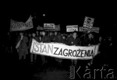 05.12.1990, Kraków, Polska.
Milcząca, czarna procesja przeciwników Stanisława Tymińskiego. Uczestnicy manifestacji niosą transparenty: 