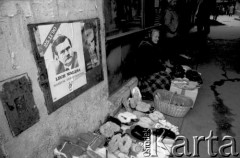 Listopad 1990, Kraków, Polska.
Kampania wyborcza przed wyborami prezydenckimi. Kobieta sprzedaje wyroby z wełny i skóry na ulicznym stoisku. Na murze wisi plakat promujący kandydaturę Lecha Wałęsy.
Fot. Piotr Dylik, zbiory Ośrodka KARTA
