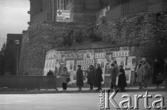 Listopad 1990, Bielsko-Biała, Polska.
Kampania wyborcza przed wyborami prezydenckimi. Ludzie czekają na przystanku autobusowym przy ulicy Zamkowej przy Zamku książąt Sułkowskich (obecnie siedzib Muzeum Historycznego). Na kamiennym murze plakaty promujące kandydaturę Lecha Wałęsy.
Fot. Piotr Dylik, zbiory Ośrodka KARTA