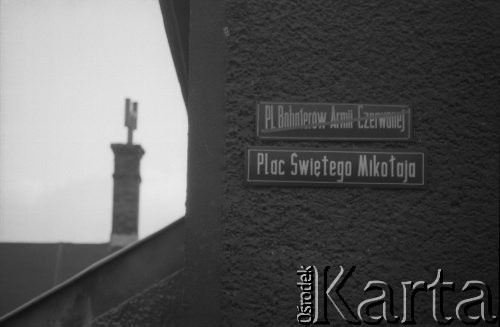 1990, Bielsko-Biała, Polska.
Zmiana nazwy ulicy z Placu Bohaterów Armii Czerwonej na Plac Świętego Antoniego. 
Fot. Piotr Dylik, zbiory Ośrodka KARTA