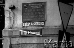 1990, Oświęcim, Polska.
Zmiana nazwy ulicy z Bohaterów Armii Czerwonej na ulicę Józefa Piłsudskiego. Na ścianie kamienicy wisi szyld Ośrodka Szkolenia Kierowców Wojewódzkiego Uniwersytetu Robotniczego ZSMP w Bielsku-Białej.
Fot. Piotr Dylik, zbiory Ośrodka KARTA