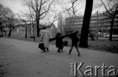 1990, Kraków, Polska.
Planty na ulicy Westerplatte na wysokości Hotelu PTTK. Przechodnie niosący dywan.
Fot. Piotr Dylik, zbiory Ośrodka KARTA