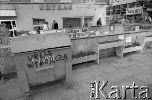 1990, Bielsko-Biała, Polska.
Kampania wyborcza przed wyborami prezydenckimi. Plakaty komitetu Lecha Wałęsy na Placu Bolesława Chrobrego w centrum miasta.
Fot. Piotr Dylik, zbiory Ośrodka KARTA