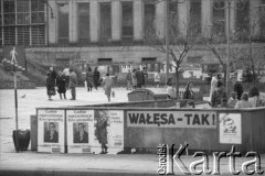 1990, Bielsko-Biała, Polska.
Kampania wyborcza przed wyborami prezydenckimi. Plakaty komitetu Lecha Wałęsy i Tadeusza Mazowieckiego na Placu Bolesława Chrobrego w centrum miasta.
Fot. Piotr Dylik, zbiory Ośrodka KARTA
