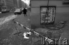1991, Kraków, Polska.
Ulica zimą. Plakat wyborczy w wyborach prezydenckich w 1990 oraz nekrolog na ścianie kamienicy.
Fot. Piotr Dylik, zbiory Ośrodka KARTA
