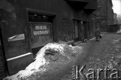 1991, Kraków, Polska.
Ulica zimą. Plakat wyborczy w wyborach prezydenckich w 1990. Okno sklepu mięsnego.
Fot. Piotr Dylik, zbiory Ośrodka KARTA