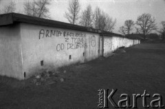 1991, Polska.
Napis na murze dotyczący wycofania wojsk armii radzieckiej. Obok znak anarchistów. 
Fot. Piotr Dylik, zbiory Ośrodka KARTA