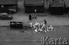 1991, Kraków, Polska.
Targowisko miejskie. Stosy kartonów i opakowań.
Fot. Piotr Dylik, zbiory Ośrodka KARTA