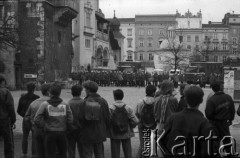 1991, Kraków, Polska.
Grupa młodzieży. W głębi formacja policji. Z lewej fragment Wieży Ratuszowej - Muzeum Miasta Krakowa i fragment Sukiennic. W głębi kościół św. Wojciecha.
Fot. Piotr Dylik, zbiory Ośrodka KARTA