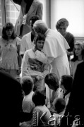 13.08.1991,  Kraków, Polska.
IV pielgrzymka Jana Pawła II do Polski. Papież odwiedza dzieci w Szpitalu Dziecięcym w Prokocimiu.
Fot. Piotr Dylik, zbiory Ośrodka KARTA