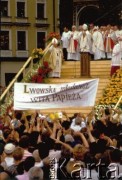 13.08.1991, Kraków, Polska.
IV pielgrzymka Jana Pawła II do Polski. Msza beatyfikacyjna Anieli Salawy na Rynku Głównym. Grupa pielgrzymów ze Lwowa z transparentem przed ołtarzem głównym.
Fot. Piotr Dylik, zbiory Ośrodka KARTA