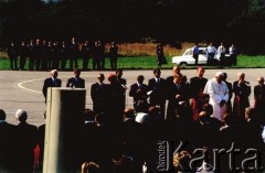 16.08.1991, Kraków, Polska.
IV pielgrzymka Jana Pawła II. Pożegnanie na lotnisku w Balicach. Przemawia Lech Wałęsa. 
Fot. Piotr Dylik, zbiory Ośrodka KARTA