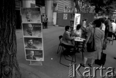 1991, Kraków, Polska.
Kampania wyborcza przed wyborami do Sejmu i Senatu. Zbieranie podpisów przy stoliku Unii Demokratycznej na Rynku Głównym. 
Fot. Piotr Dylik, zbiory Ośrodka KARTA