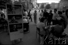 1991, Kraków, Polska.
Kampania wyborcza przed wyborami do Sejmu i Senatu. Zbieranie podpisów przy stoliku Unii Demokratycznej na Rynku Głównym. 
Fot. Piotr Dylik, zbiory Ośrodka KARTA