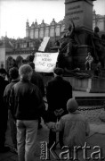 1991, Kraków, Polska.
Manifestacja poparcia dla Litwy pod pomnikiem Adama Mickiewicza na Rynku Głównym. Transparent Konfederacji Polski Niepodległej.
Fot. Piotr Dylik, zbiory Ośrodka KARTA