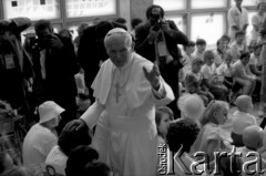 13.08.1991, Kraków, Polska.
IV pielgrzymka Jana Pawła II. Papież odwiedza dzieci w Szpitalu Dziecięcym w Prokocimiu.
Fot. Piotr Dylik, zbiory Ośrodka KARTA
