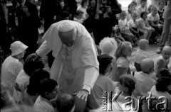 13.08.1991, Kraków, Polska.
IV pielgrzymka Jana Pawła II. Papież odwiedza dzieci w Szpitalu Dziecięcym w Prokocimiu.
Fot. Piotr Dylik, zbiory Ośrodka KARTA