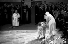 13.08.1991, Kraków, Polska.
IV pielgrzymka Jana Pawła II. Papież odwiedza dzieci w Szpitalu Dziecięcym w Prokocimiu.
Fot. Piotr Dylik, zbiory Ośrodka KARTA