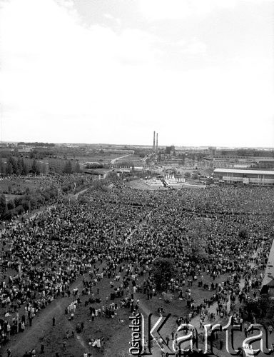 06.06.1991, Olsztyn, Polska.
IV pielgrzymka Jana Pawła II do Polski. Msza święta na błoniach stadionu.
Fot. Piotr Dylik, zbiory Ośrodka KARTA