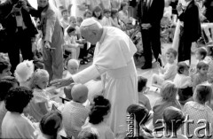 13.08.1991, Kraków, Polska.
IV pielgrzymka Jana Pawła II. Papież odwiedza dzieci w Szpitalu Dziecięcym w Prokocimiu.
Fot. Piotr Dylik, zbiory Ośrodka KARTA