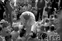 13.08.1991, Kraków, Polska.
IV pielgrzymka Jana Pawła II. Papież odwiedza dzieci w Szpitalu Dziecięcym w Prokocimiu.
Fot. Piotr Dylik, zbiory Ośrodka KARTA
