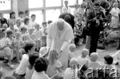 13.08.1991, Kraków, Polska.
IV pielgrzymka Jana Pawła II. Papież odwiedza dzieci w Szpitalu Dziecięcym w Prokocimiu.
Fot. Piotr Dylik, zbiory Ośrodka KARTA
