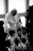 13.08.1991, Kraków, Polska.
IV pielgrzymka Jana Pawła II. Papież odwiedza dzieci w Szpitalu Dziecięcym w Prokocimiu.
Fot. Piotr Dylik, zbiory Ośrodka KARTA