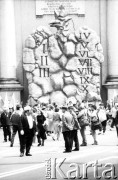 08.-09.06.1991, Warszawa, Polska.
IV Pielgrzymka Jana Pawła II do Polski. Kościół Akademicki św. Anny. Dekoracja w kształcie tablicy z dziesięciorgiem przykazań.
Fot. Piotr Dyli, zbiory Ośrodka KARTA