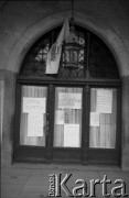 1992, Kraków, Polska.
Strajk okupacyjny w kawiarni Społem. Na fotografii witryna lokalu z wywieszonymi ogłoszeniami zawiadamiającymi o strajku.
Fot. Piotr Dylik, zbiory Ośrodka KARTA.
