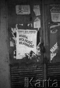 1992, Kraków, Polska.
Rozklejone plakaty Wyborczej Akcji Katolickiej - komitetu startującego w wyborach parlamentarnych w 1991 roku. Na jednym z plakatów hasło 