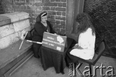 1993, Kraków, Polska.
Wróżka, mająca swój punkt usług przy Sukiennicach, stawia tarota.
Fot. Piotr Dylik, zbiory Ośrodka KARTA