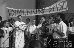 1993, Kraków, Polska.
Spotkanie duszpasterskie młodzieży akademickiej prowadzone przez Dominikanów. Na transparencie napis: 