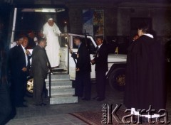 16.06.1999, Kraków, Polska.
VII pielgrzymka Jan Paweł II do Polski. Jan Paweł II wychodzi z papamobile. Pierwszy z prawej Ojciec Maciej Ziemba.
Fot. Piotr Dylik, zbiory Ośrodka KARTA