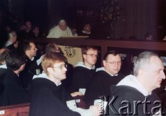 16.06.1999, Kraków, Polska.
VII pielgrzymka Jan Paweł II do Polski. Jan Paweł II, spotkanie z dominikanami. Obok Jan Pawła II stoi ojciec Maciej Zięba.
Fot. Piotr Dylik, zbiory Ośrodka KARTA