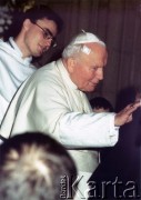 16.06.1999, Kraków, Polska.
VII pielgrzymka Jan Paweł II do Polski. Jan Paweł II. Obok zakonnik - dominikanin.
Fot. Piotr Dylik, zbiory Ośrodka KARTA