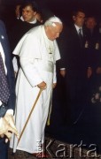 16.06.1999, Kraków, Polska.
VII pielgrzymka Jan Paweł II do Polski. Jan Paweł II, z tyłu o. Maciej Zięba.
Fot. Piotr Dylik, zbiory Ośrodka KARTA