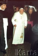 15.-17.06.1999, Kraków, Polska.
VII pielgrzymka Jan Paweł II do Polski. Od lewej: o. Jan Góra, Jan Paweł II, kard. Stanisław Dziwisz.
Fot. Piotr Dylik, zbiory Ośrodka KARTA