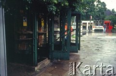 1999, Kraków, Polska.
Budki telefoniczne przy Alejach Słowackiego. W tle tramwaj z reklamą papierosów Marlboro.
Fot. Piotr Dylik, zbiory Ośrodka KARTA